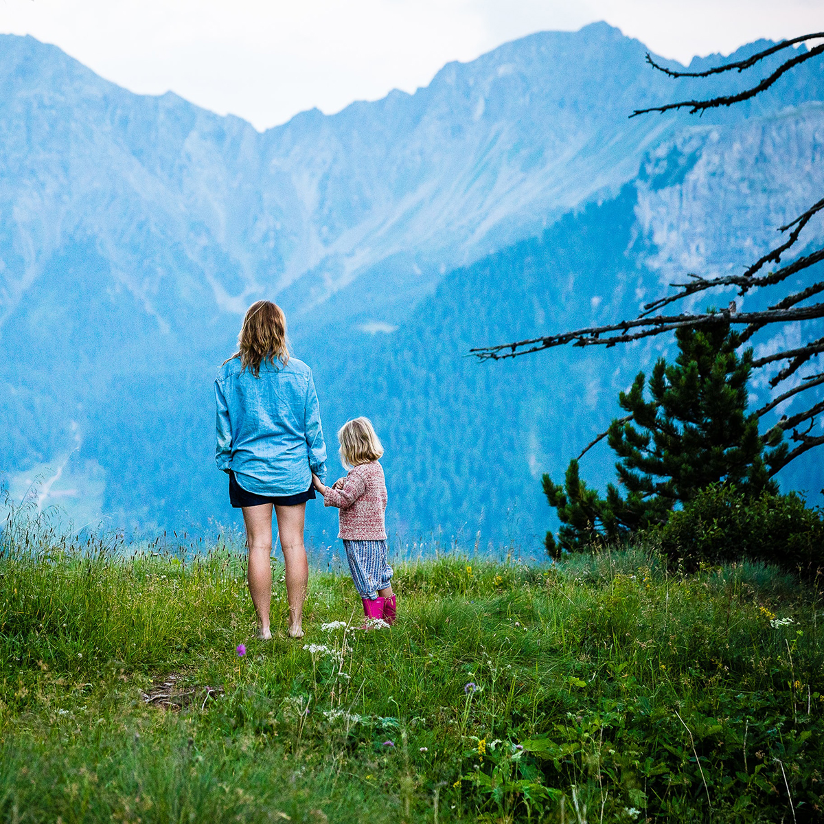 15 Tips For Hiking With Kids (Without Complaining)
